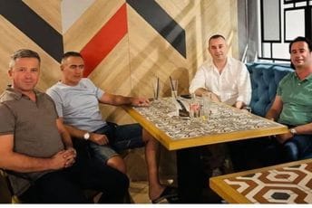 Šćekić objavio fotografiju sa bivšim i aktuelnim funkcionerima SNP-a: "Stari prijatelji"