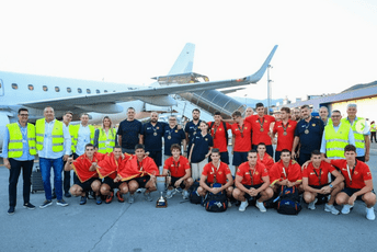 (FOTO/VIDEO) Pogledajte atmosferu s dočeka zlatnih vaterpolista u Kotoru