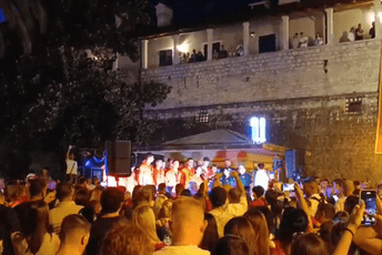 (FOTO/VIDEO) Pogledajte atmosferu s dočeka zlatnih vaterpolista u Kotoru