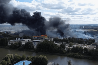 (VIDEO) Hamburg: Eksplozije i požar u industrijskoj zoni, crni dim prekrio grad