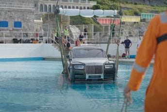 (VIDEO) Rolls-Royce završio u bazenu kao omaž rok legendi