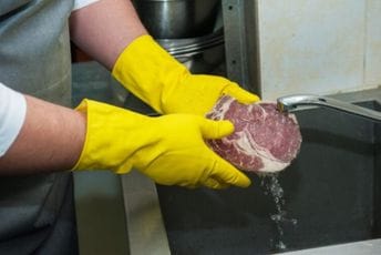 Treba li meso oprati prije kuvanja: Stručnjaci dali konačan odgovor
