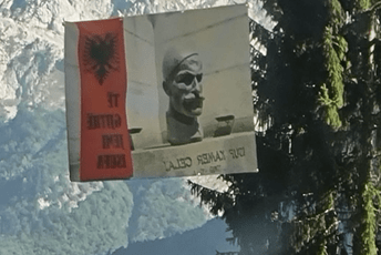 U Vusanju se protive uklanjanju spomenika Jusufu Čeliću, istakli transparent
