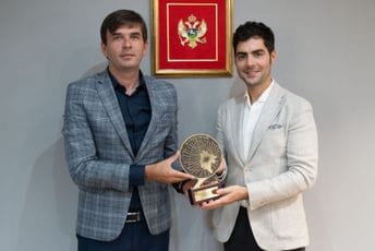 Azemović uručio priznanje Karadagliću za promociju crnogorske kulture u svijetu