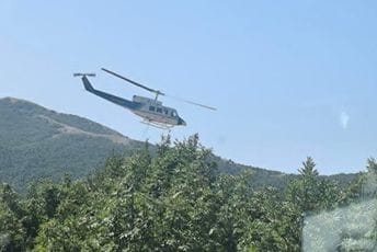 Dva helikoptera gase požar na Brajićima, saobraćaj se povremeno obustavlja