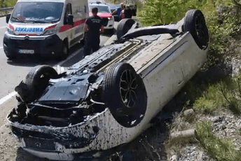 Nezgoda na putu Cetinje - Podgorica: Automobil završio na krovu