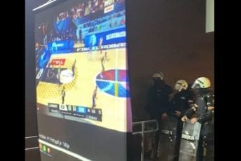 (VIDEO) Neobične scene sa protesta u Srbiji: Kordon policije ispred kojeg se gledala utakmica