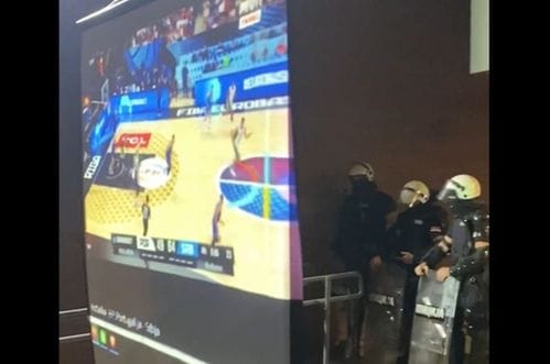 (VIDEO) Neobične scene sa protesta u Srbiji: Kordon policije ispred kojeg se gledala utakmica