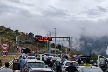 Vozilo se zapalilo na auto-putu, saobraćaj nakratko bio obustavljen