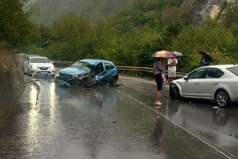 Dvije osobe povrijeđene u udesu kod Dobrakova