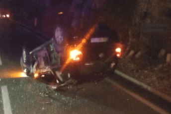 Udes na putu Podgorica - Cetinje: Automobil završio na krovu