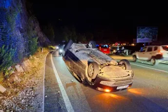 Udes na putu Podgorica - Cetinje: Automobil završio na krovu, jedna osoba povrijeđena