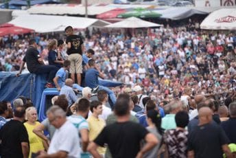Haos na Kočićevom zboru na Manjači: Djevojka izbola mladića, događaj prekinut