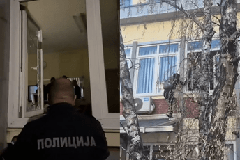 Haos u Novom Sadu: Dekan fakulteta s maskiranim ljudima razbio prozore kako bi ušao u zgradu