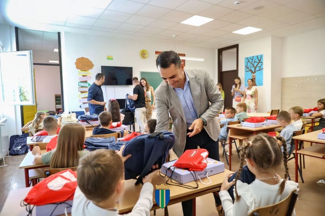 (FOTO) Raičević sa prvacima obilježio početak nove školske godine: Budite vrijedni i radoznali, znanje je vaše najveće bogatstvo