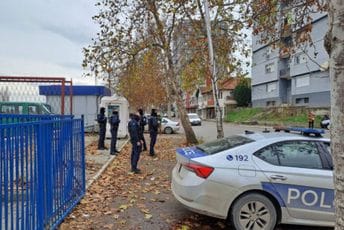 Policija ušla u školski autobus u Mitrovici: Zbog natpisa na majicama provedena dvojica maloljetnika