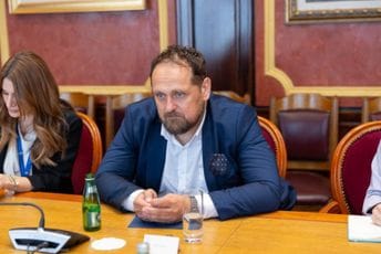 Stojović: Dio društva uporno traži način da iz naftalina izvuče duhove prošlosti