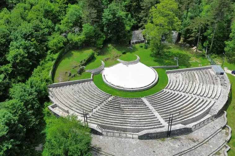 Cetinje: Večeras koncert Emine Jahović na Ljetnjoj pozornici, sjutra Svečana akademija i nastup Željka Bebeka Cetinje: Večeras koncert Emine Jahović na Ljetnjoj pozornici, sjutra Svečana akademija i nastup Željka Bebeka