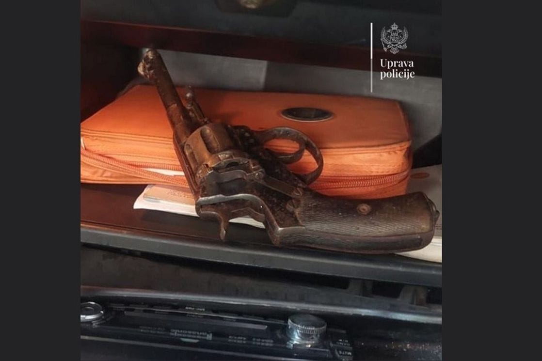 Bar:  Uhapšena osoba bliska OIL, pronađen mu revolver