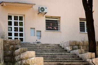 Radnik kojeg terete da je puštao pritvorenika brani se sa slobode