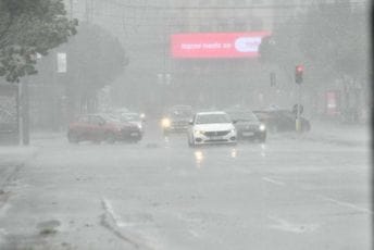 Veliko nevrijeme u Srbiji: Poplavljene ulice, oborena stabla, padao grad.. (VIDEO)
