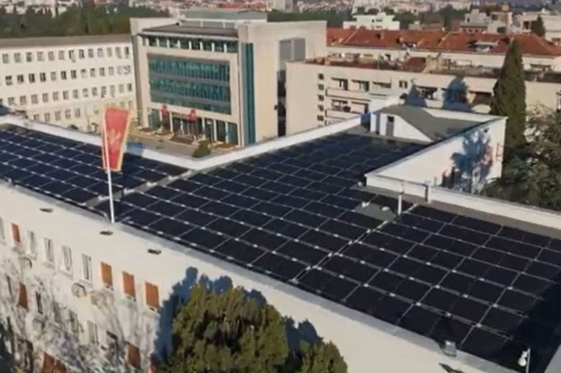 (VIDEO) Skupština pustila u rad solarnu elektranu na krovu zgrade