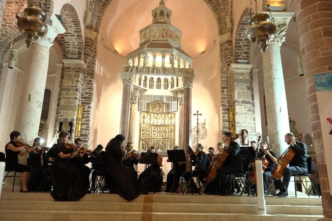 (VIDEO) Velika završnica: Pred punim gledalištem nastupio Gudački ansambl Crnogorskog simfonijskog orkestra