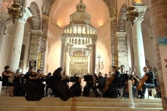 (VIDEO) Velika završnica: Pred punim gledalištem nastupio Gudački ansambl Crnogorskog simfonijskog orkestra