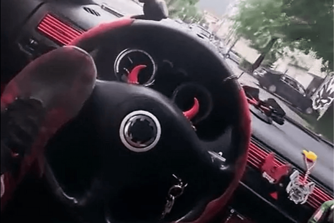 (VIDEO) BiH: Uhapšen muškarac koji je nogom upravljao automobilom i preticao