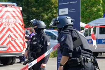 Njemačka: Tinejdžer ranio nastavnicu nožem, policija pucala na njega
