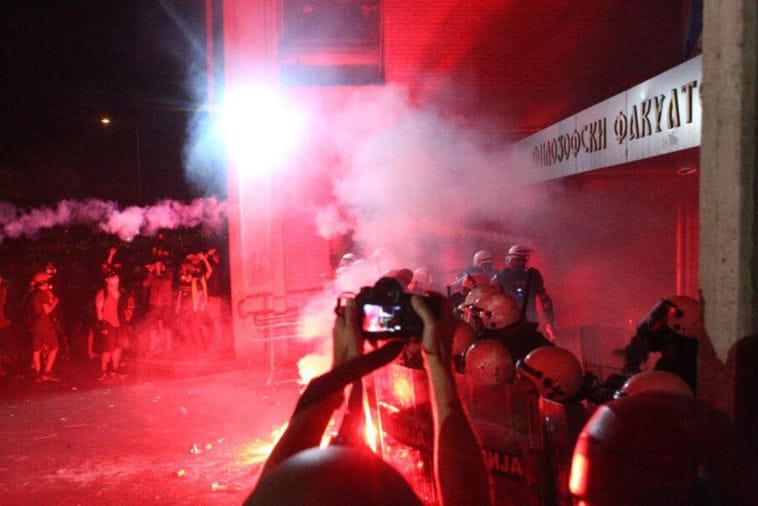 AP: Haos u Novom Sadu izazvala policija, ispaljivala je suzavac i jurišala na mirne demonstrante AP: Haos u Novom Sadu izazvala policija, ispaljivala je suzavac i jurišala na mirne demonstrante