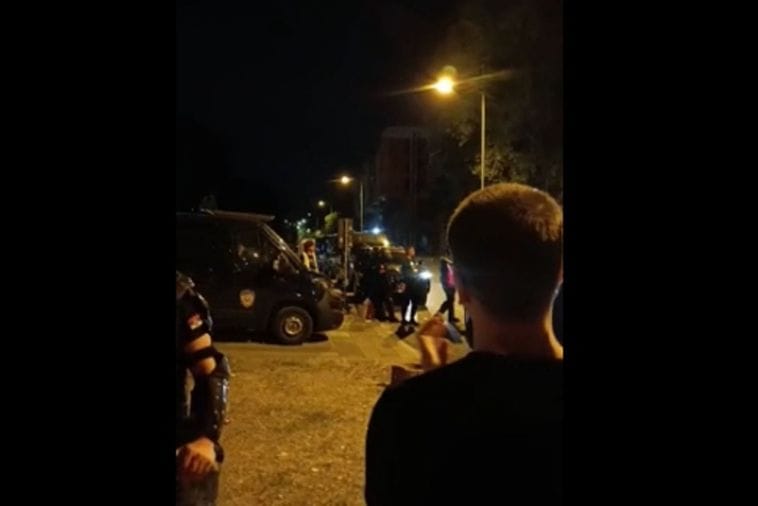 Srbija: Studenti i građani pušteni iz Rektorata, policija privela više studenata i jednog ljekara Srbija: Studenti i građani pušteni iz Rektorata, policija privela više studenata i jednog ljekara