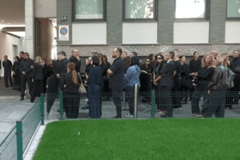 Milano: Hiljade ljudi od jutros se opraštaju od Armanija, među njima i brojna poznata lica