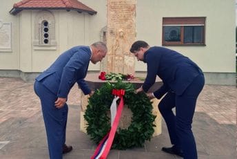 Mandićev šef kabineta položio vijenac na spomenik u Jasenovcu