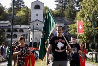 (FOTO) Počelo okupljanje građana ispred Cetinjskog manastira