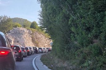 (FOTO) Nakon višečasovne obustave: Pušten saobraćaj na putu Budva - Cetinje