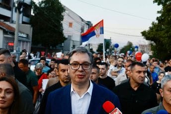Vučić se "spontano" pojavio na skupu protiv blokada u Borči