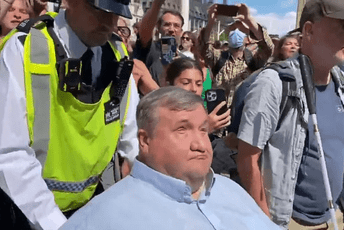 (VIDEO) U Londonu uhapšen slijepi i nepokretni muškarac zbog transparenta o Palestini