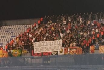 Naši navijači na Maksimiru istakli transparent "Sa Lovćena vila kliče, oprosti nam Dubrovniče"
