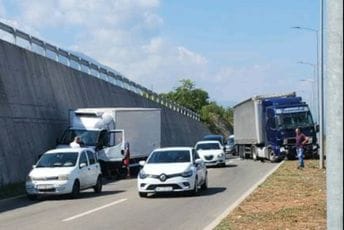 Udes na putu Podgorica - Danilovgrad: Sudarili se kamioni