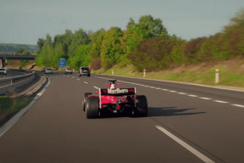 (VIDEO) Češka: Policija privela muškarca zbog vožnje formule auto-putem