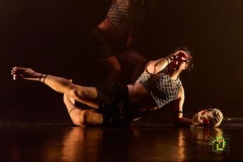 U dimu, maskama i instinktima: Ritual, moć i mit u sedmoj FIAT-ovoj noći