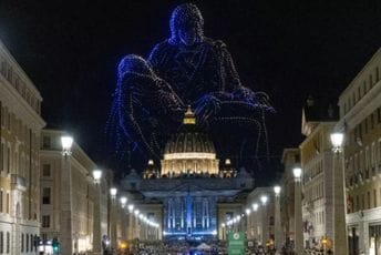 Spektakl iznad Vatikana: Dronovima pravili 'replike' čuvenih Mikelanđelovih djela, na trgu Svetog Petra prvi put nastupale pop zvijezde (FOTO/VIDEO)