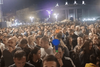 Još jedan neslavan koncert Jelene Karleuše u Srbiji: Nije ni izašla na binu, okupile se hiljade ljudi ali kako bi - protestovali
