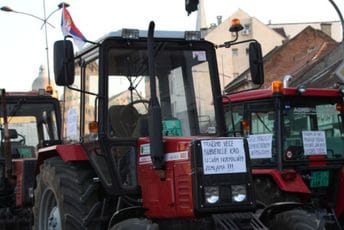 (VIDEO)"Traktor stiže, huljo moja": Poljoprivrednici iz Vojvodine krenuli na veliki protest u Novom Sadu