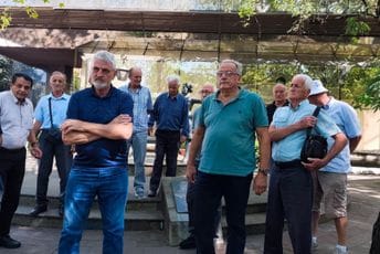 Bivši radnici sa sjevera okupili se ispred Ustavnog suda; Čabarkapa: Ovo danas je samo upozorenje Bivši radnici sa sjevera okupili se ispred Ustavnog suda; Čabarkapa: Ovo danas je samo upozorenje