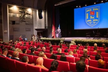 „Neka Nikšić u godinama koje dolaze bude pokretač razvoja, ideja i prilika“: Milatović poklonio Kovačeviću skulpturu Ljuba Čupića