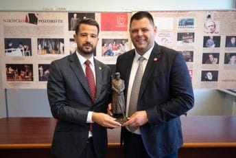 „Neka Nikšić u godinama koje dolaze bude pokretač razvoja, ideja i prilika“: Milatović poklonio Kovačeviću skulpturu Ljuba Čupića
