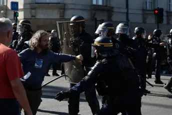 (FOTO) Počeli veliki protesti u Francuskoj: Širom zemlje se okupile stotine hiljada ljudi, više od 50 privedenih