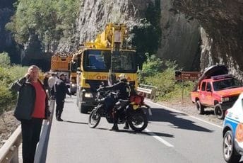 Obustavljen saobraćaj u Platijama: U toku izvlačenje vozila koje je sletjelo u provaliju